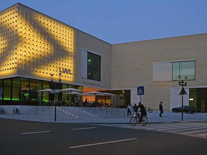 LWL-Museum für Kunst und Kultur mit Lichtinstallation Silberne Frequenz von Otto Piene in Münster (vergrößerte Bildansicht wird geöffnet)