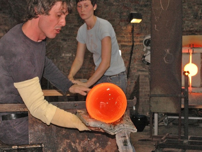 Schauproduktion im LWL-Industriemuseum Glashütte Gernheim in Petershagen (vergrößerte Bildansicht wird geöffnet)