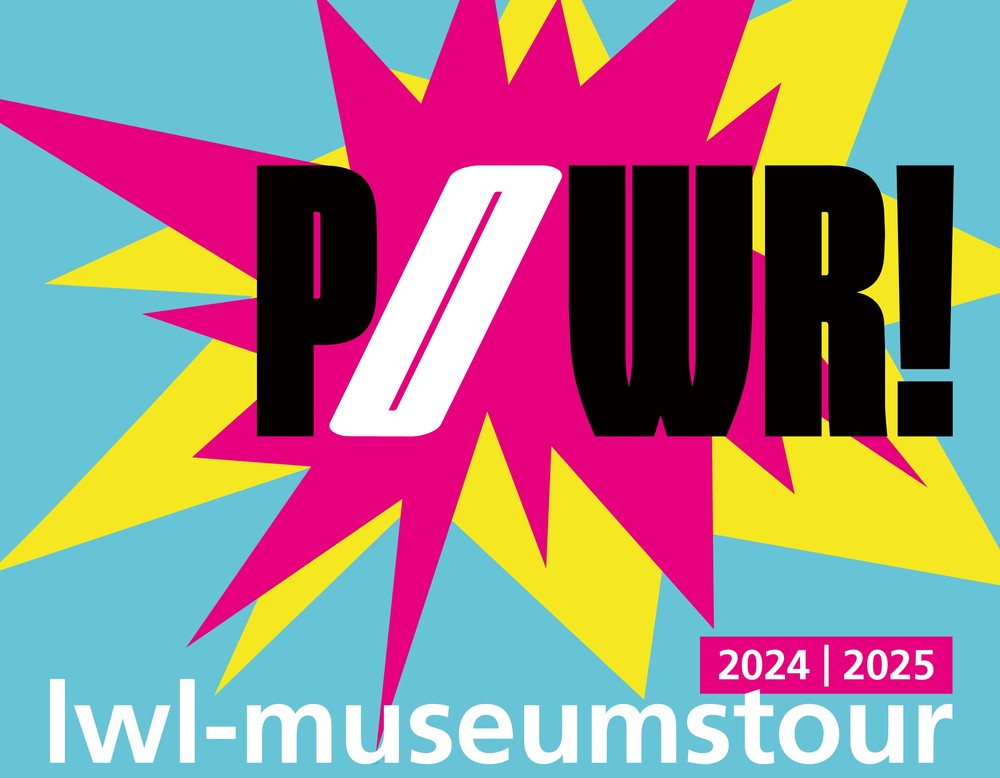 Titelbild der LWL-Museumstour 2024/2025: Der Schriftzug POWR! auf einem pinken und einem gelben Stern vor blauem Hintergrund.